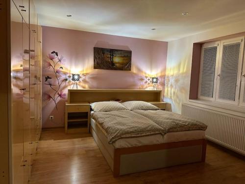 een slaapkamer met een bed met twee verlichting bij Apartmán u Aničky in Banská Bystrica