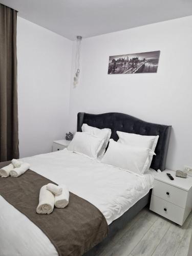 1 dormitorio con 1 cama grande y toallas. en TAG Apartament, en Timisoara