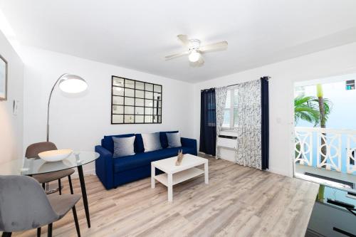 Гостиная зона в Sofi Beach Apartments