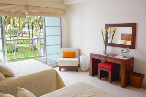1 dormitorio con 2 camas y escritorio con espejo en Condo Mayan Lakes en Acapulco