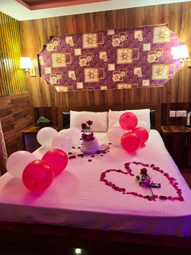 Postel nebo postele na pokoji v ubytování Hotel Swargalok