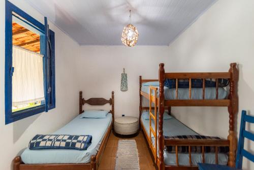 卡薩布蘭卡的住宿－Reduto das Artes Hostel pousada，客房设有两张双层床和一扇窗户。