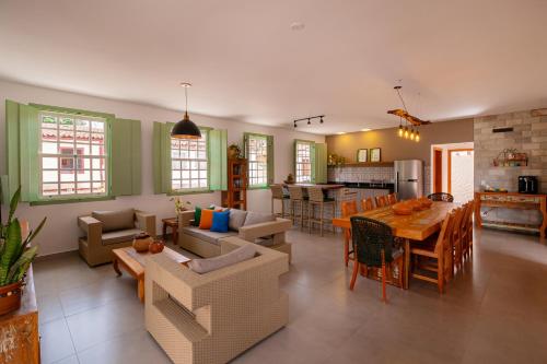 a living room with a couch and a table at Solar da Matutina- Centro Histórico a 4 min da Rua do Lazer- Casa nova com piscina e vista maravilhosa in Pirenópolis