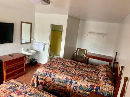En eller flere senger på et rom på Downtown Motel