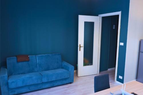 un soggiorno blu con divano blu e porta di Appartamento Filadelfia - STADIO & PALA OLIMPICO INALPI ARENA a Torino