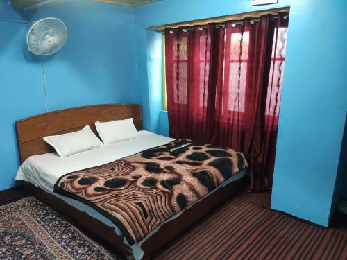 um quarto com uma cama com um edredão estampado de zebra em Lake Boulevard Guest House em Durgjan