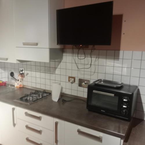 eine Küche mit einem Toaster, einem Backofen und einer Mikrowelle in der Unterkunft Casa Vacanze Giodo in San Vivaldo