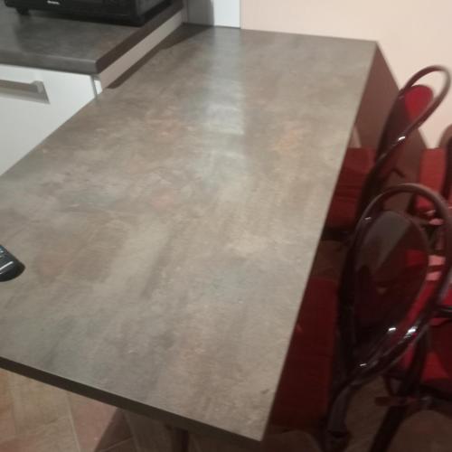 een tafel in een keuken met een metalen aanrecht bij Casa Vacanze Giodo in San Vivaldo