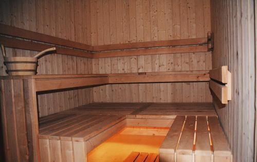 um interior de uma sauna com bancos em Chaty Wichrowe Wzgórze em Krynica-Zdrój
