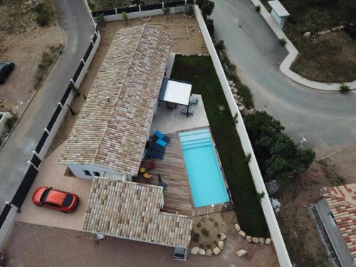 une vue aérienne d'une maison avec piscine dans l'établissement Villa Imagine, à Lecci