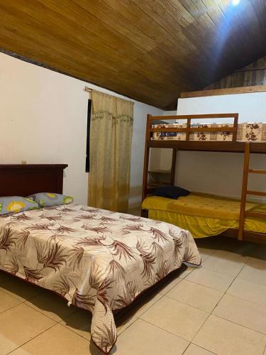 1 dormitorio con 2 literas en una habitación en Cabañas Barú, en Tena