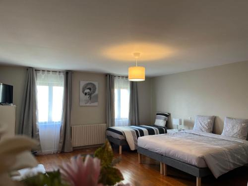 - une chambre avec 2 lits et une fenêtre dans l'établissement Le Saint André, à Villers-sur-Port