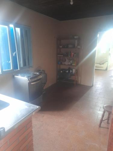 kuchnia ze zlewem i kuchenką w pokoju w obiekcie Mendes House w mieście Tramandaí