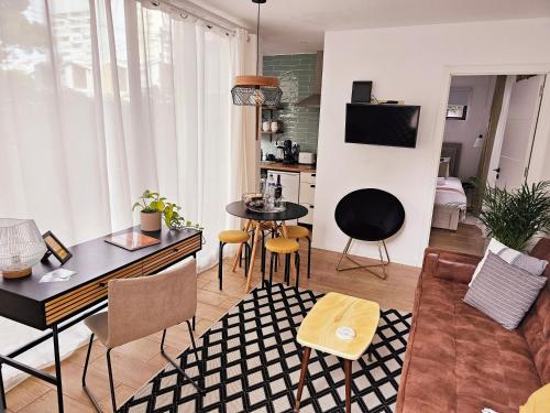 een woonkamer met een bank en een tafel bij 205 Serenity in Cascais