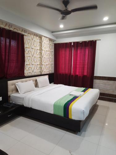 Hotel Choudhary International 객실 침대