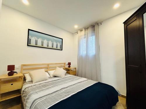 una camera da letto con un letto e una TV a parete di Patraix nice suite a Valencia