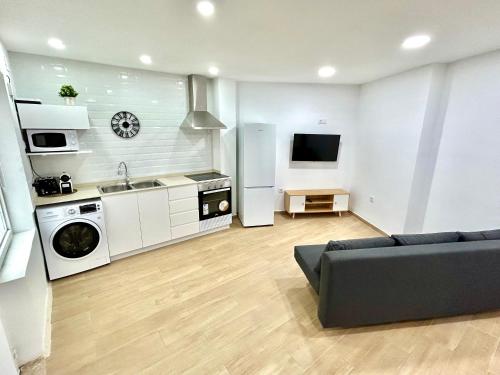 un soggiorno con divano e cucina di Patraix nice suite a Valencia