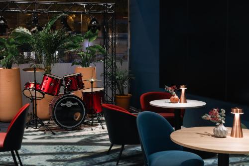 バルセロナにあるHotel Indigo Barcelona Plaza Espana, an IHG Hotelの太鼓と植物のあるテーブルと椅子が備わる部屋
