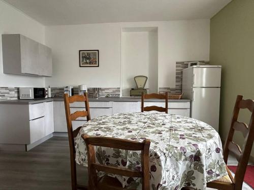 Il comprend une cuisine équipée d'une table et de chaises. dans l'établissement La petite Semuroise, à Semur-en-Auxois