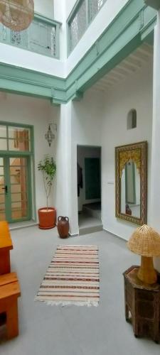sala de estar con espejo y alfombra en La Maison des Amis en Fez