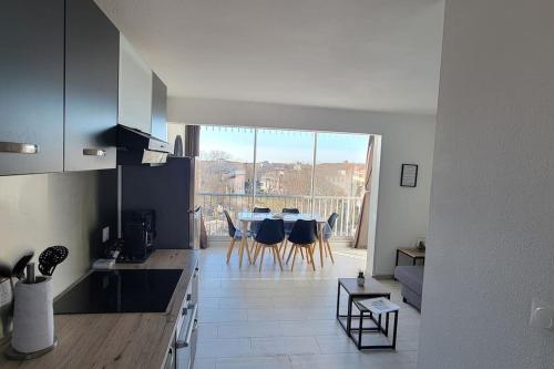 une cuisine et une salle à manger avec une table et des chaises dans l'établissement Sopraland 515, T2 parking piscine, 200m plage, au Cap d'Agde