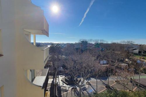 une vue d'une ville depuis un bâtiment dans l'établissement Sopraland 515, T2 parking piscine, 200m plage, au Cap d'Agde
