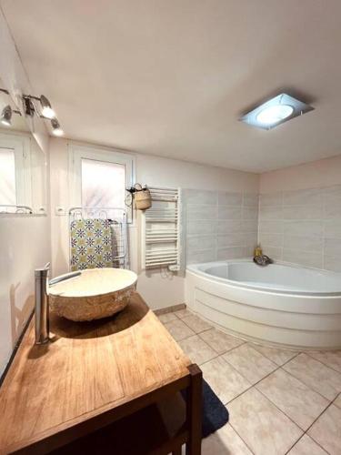 une grande salle de bain avec une grande baignoire et une grande baignoire dans l'établissement Maison Mèze, à Mèze