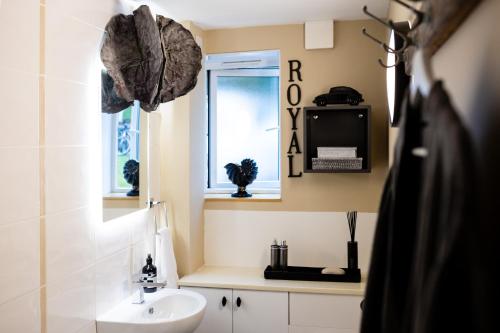 bagno con lavandino e finestra di Cosy Flat in Bath "Maia" a Bath