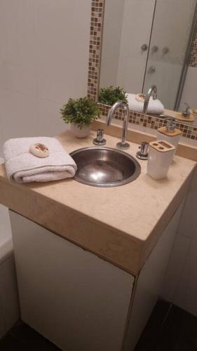 un piano del bagno con lavandino e specchio di Nice Palermo a Buenos Aires