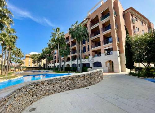 een appartementencomplex met een zwembad en een gebouw bij Paradise Rentals Denia VilaMar 2 in Denia