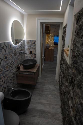 a bathroom with two sinks and a mirror at FACCI RI LUNA in Nicolosi