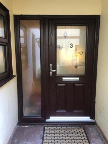 una porta nera con un numero sopra di The private Minton Mews No 3 a Bournemouth