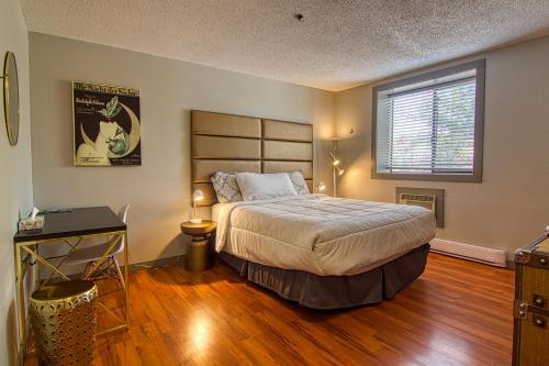 um quarto com uma cama grande e uma janela em The Baker Hotel em Cranbrook