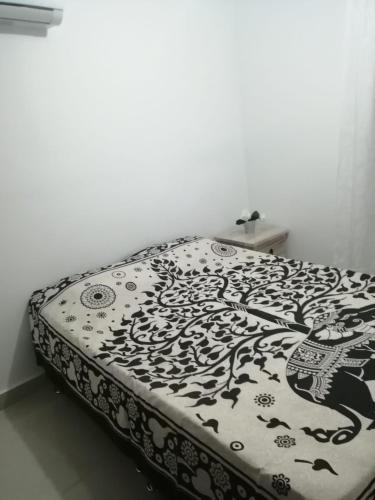 a black and white bed in a room at la aldea relax in Ricaurte