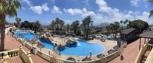 Blick auf einen Pool in einem Resort in der Unterkunft Imperial Park - Bungalow 3503 in Calpe