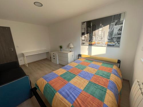 um quarto com uma cama colorida num quarto em Villa plein pied em Lingolsheim