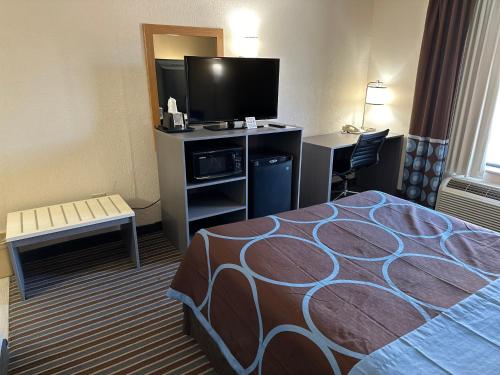 Ein Bett oder Betten in einem Zimmer der Unterkunft Super 8 by Wyndham Columbia Clark Lane