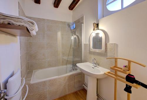 een badkamer met een wastafel en een bad bij Chic et Cosy - Hyper Centre - Arrivée Autonome in Tours