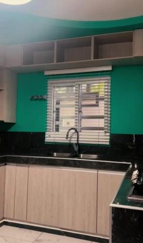 uma cozinha com um lavatório e uma janela em Casa Chavez en Tela em Tela