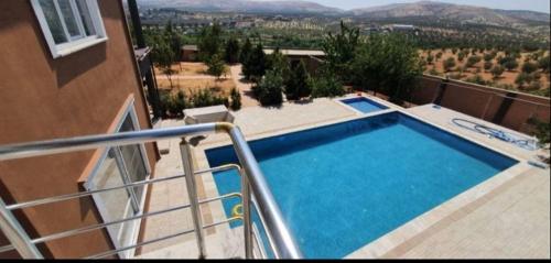 una piscina en el balcón de un edificio en Ali Baba Villası en Şahinbey