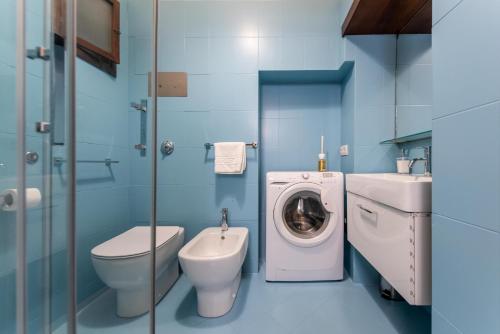 uma casa de banho com um WC, um lavatório e uma máquina de lavar roupa em Milano Apartments Navigli em Milão