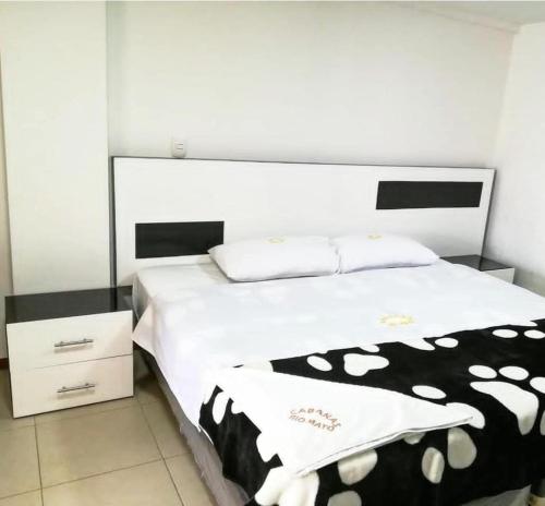 En eller flere senge i et værelse på Hotel y Cabañas Rio Mayo