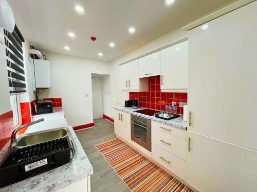 ครัวหรือมุมครัวของ Crimson Apartment - Lovely Flat in Leicester