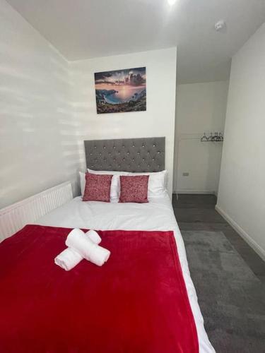 เตียงในห้องที่ Crimson Apartment - Lovely Flat in Leicester