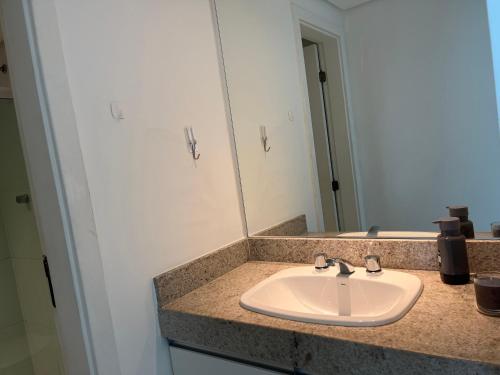 een badkamer met een wastafel en een spiegel bij Ap com vista mar - Cloc Marina! in Salvador