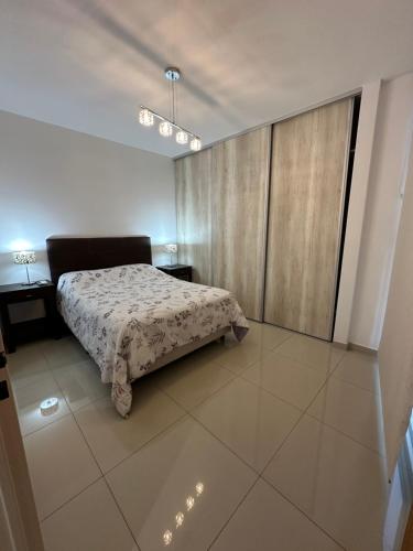 Un dormitorio con una cama en el medio. en Palermo Apartments en Buenos Aires
