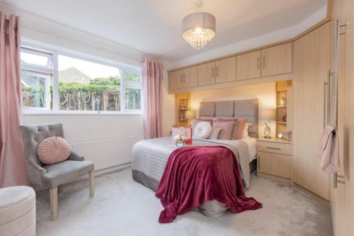 ein Schlafzimmer mit einem Bett und einem Stuhl und einem Fenster in der Unterkunft Enchanting Haven in Todmorden