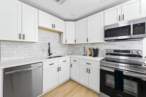 Dapur atau dapur kecil di Mins to Beach Recently remodeled Putting Green