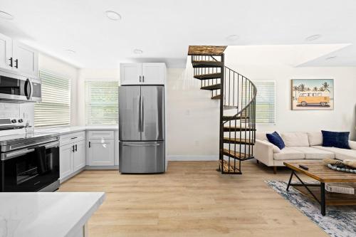 Dapur atau dapur kecil di Mins to Beach Recently remodeled Putting Green