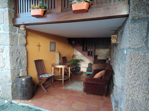 ein Wohnzimmer mit einer Treppe, einem Sofa und einem Tisch in der Unterkunft São Braz Terrace in Landim